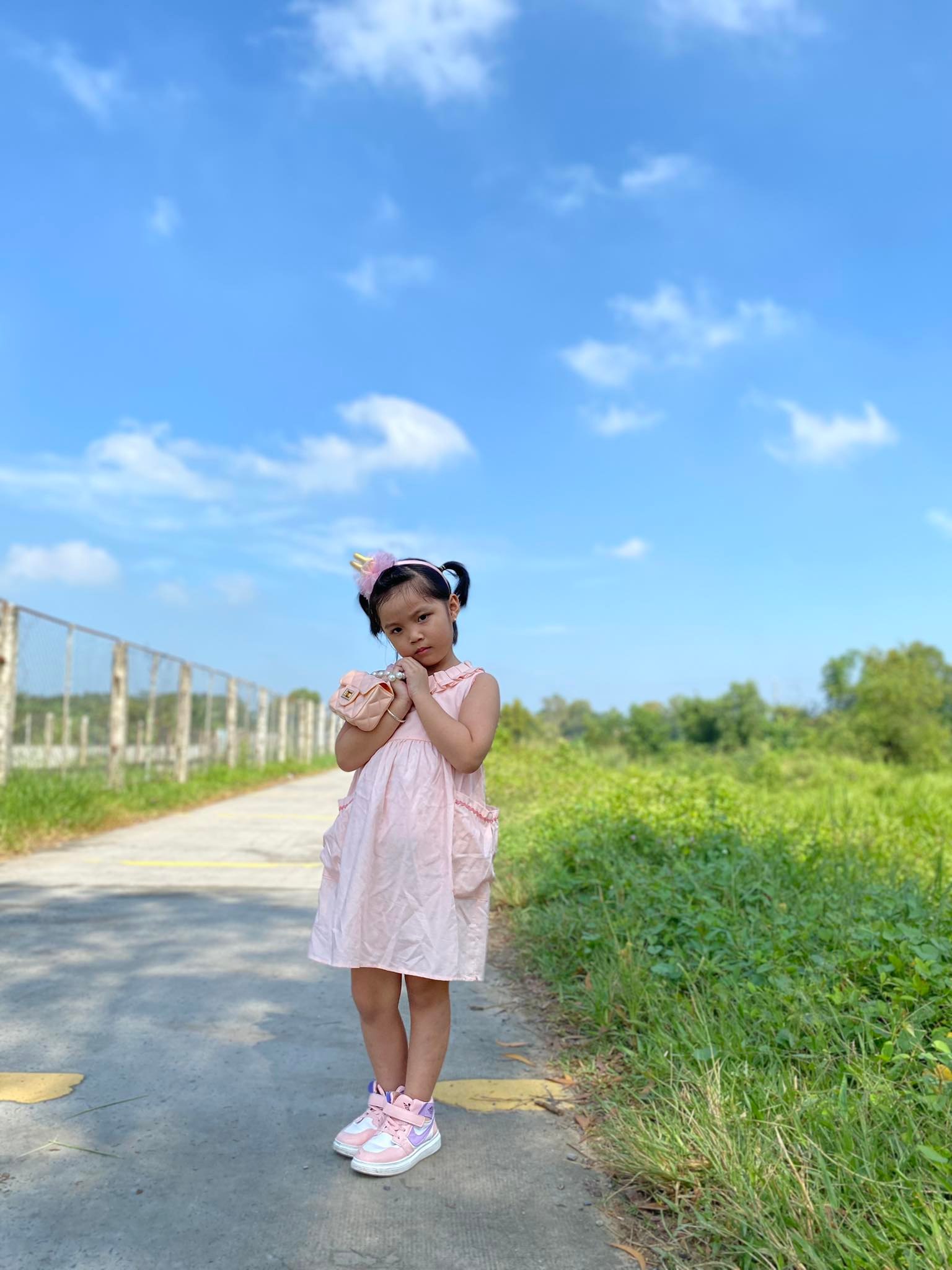 Đầm linen xếp ly cổ