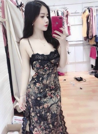 Đầm body hai dây xẻ tà phối ren họa tiết hoa lá