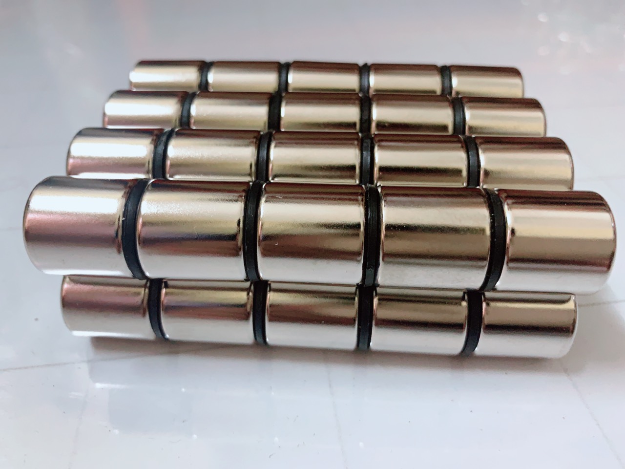 nam châm siêu hút 20 * 20 lỗ 6MM