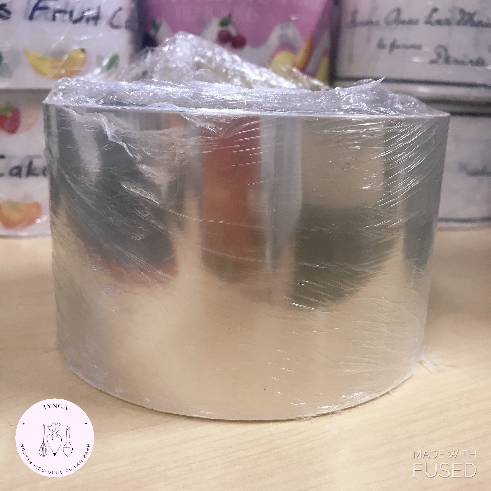 Cuộn mica quấn thành bánh mousse cao 8cm