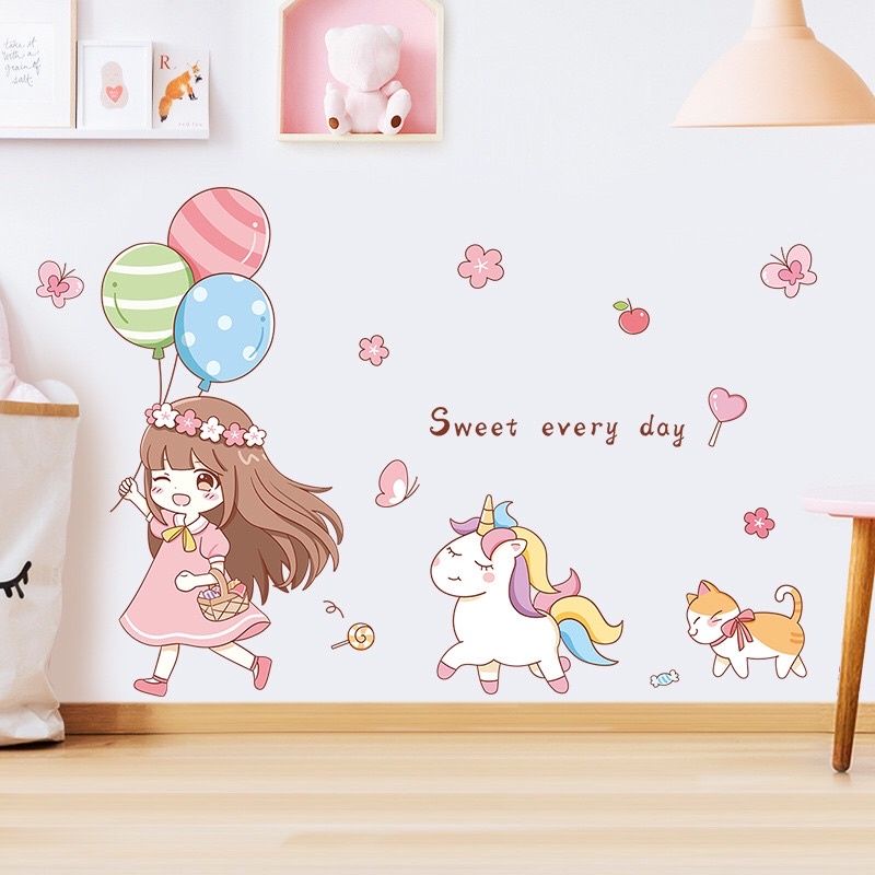 Decal dán tường, tranh dán tường em bé cầm bóng bay