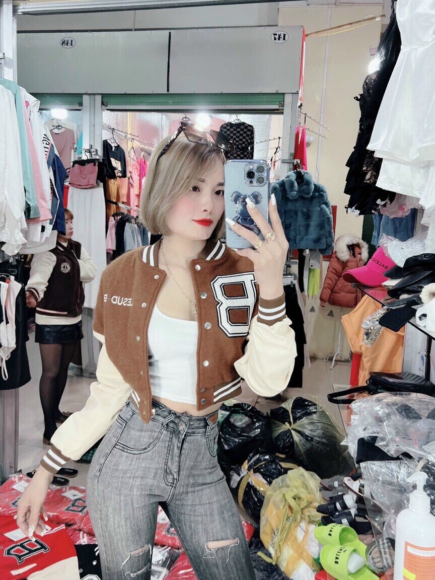 Áo khoác lửng bomber croptop thêu B màu xám