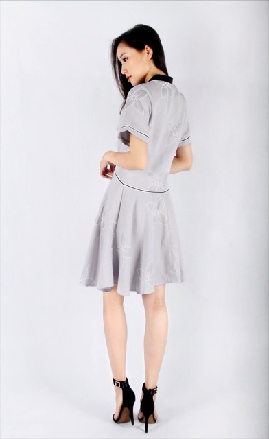 Đầm công sở xoè phối đen InFashion