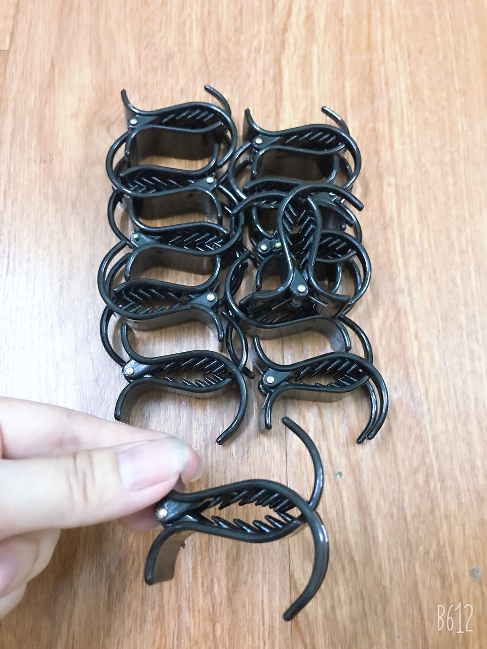 Vỉ 12 kẹp tóc càng cua màu đen 3 răng