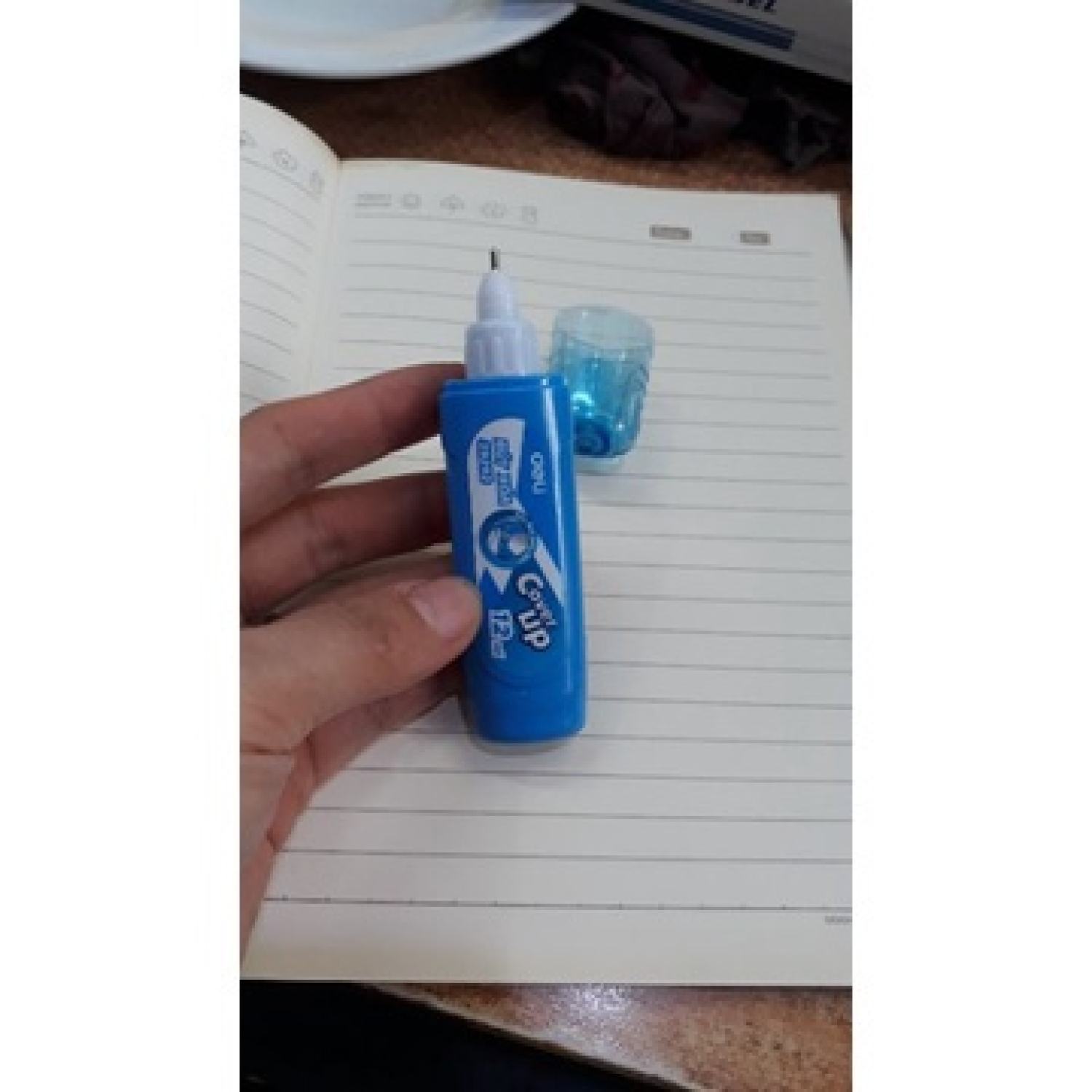 Bút xóa nước Deli 12ml .Bút xóa được thiết kế mẫu mã đẹp, mực mau khô, dễ sử dụng