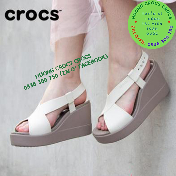 SANDAL NHỰA ĐI MƯA CROCS BLOOKLYN HIGH WEDGE ĐẾ CAO 8CM CHO NỮ MÀU KEM