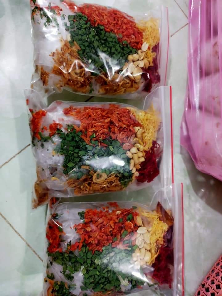 3 bánh tráng trộn cắt sợi, sa tế, bơ, hành phi, dầu điều, muối tôm đã biệt, tép, khô mực, khô bò....