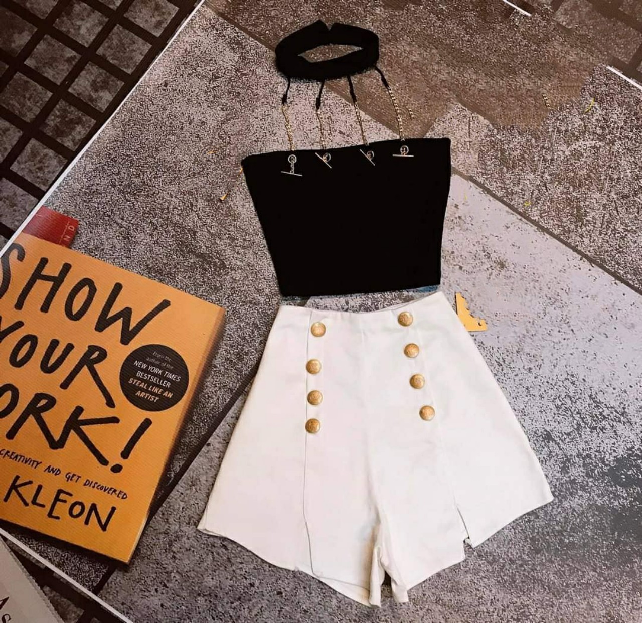 Set áo yếm choker phối xích quần short lưng cao đính 8 nút cá tính