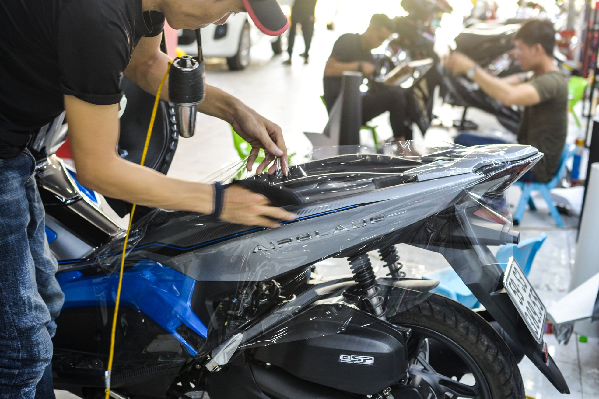 Decal trong dán trùm xe, laptop, điện thoại