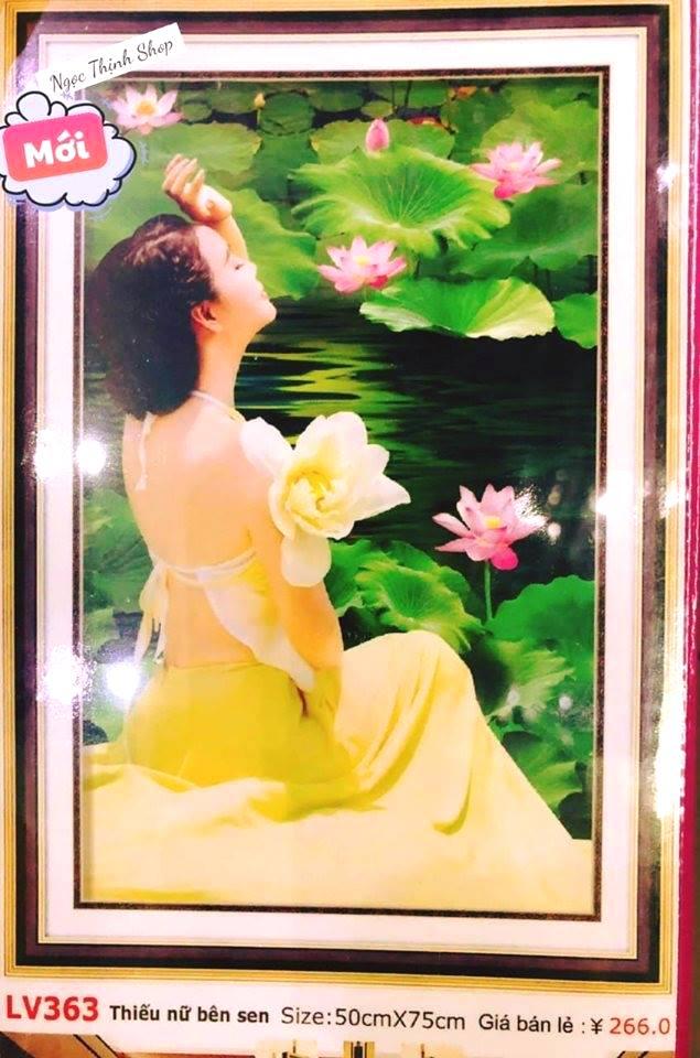 Tranh đính đá cao cấp Thiếu Nữ Bên Hoa Sen LV363