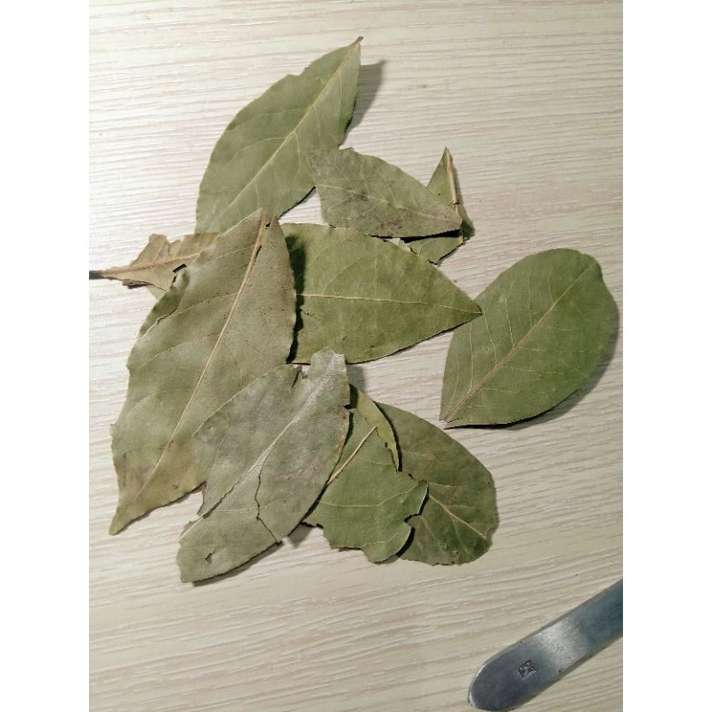 Lá nguyệt quế (bay leaf, lá thơm) - gia vị các món súp, hầm