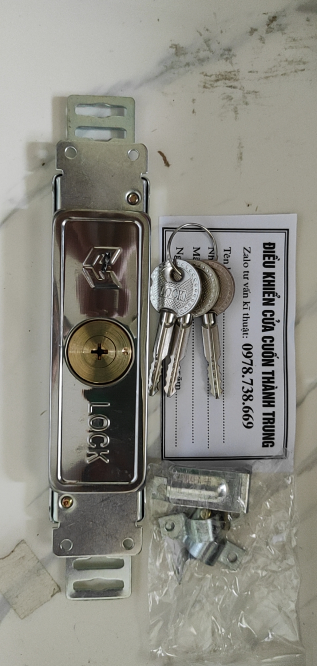 Khóa cửa cuốn tấm liền chìa 4 cạnh