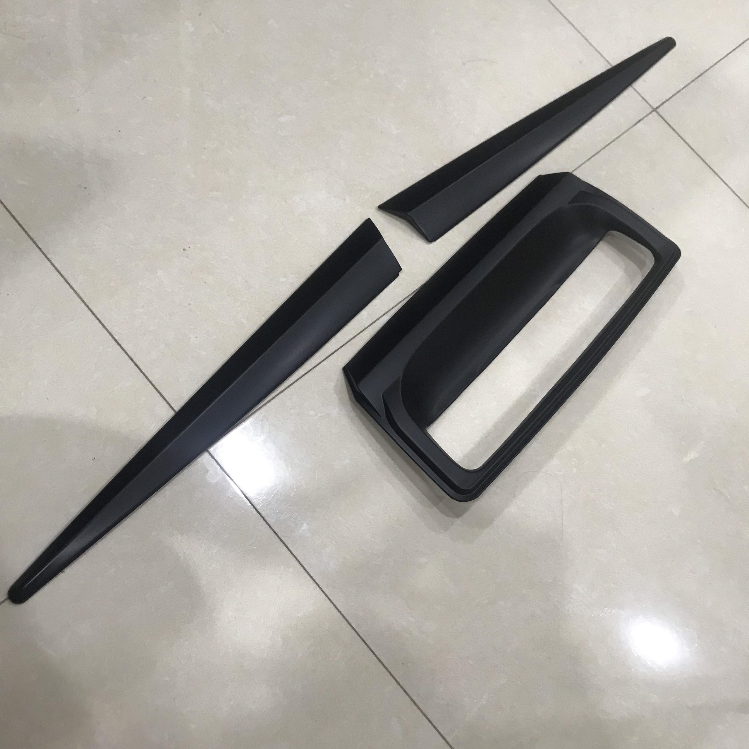 Bộ ốp  hõm cốp đen xe Isuzu Dmax