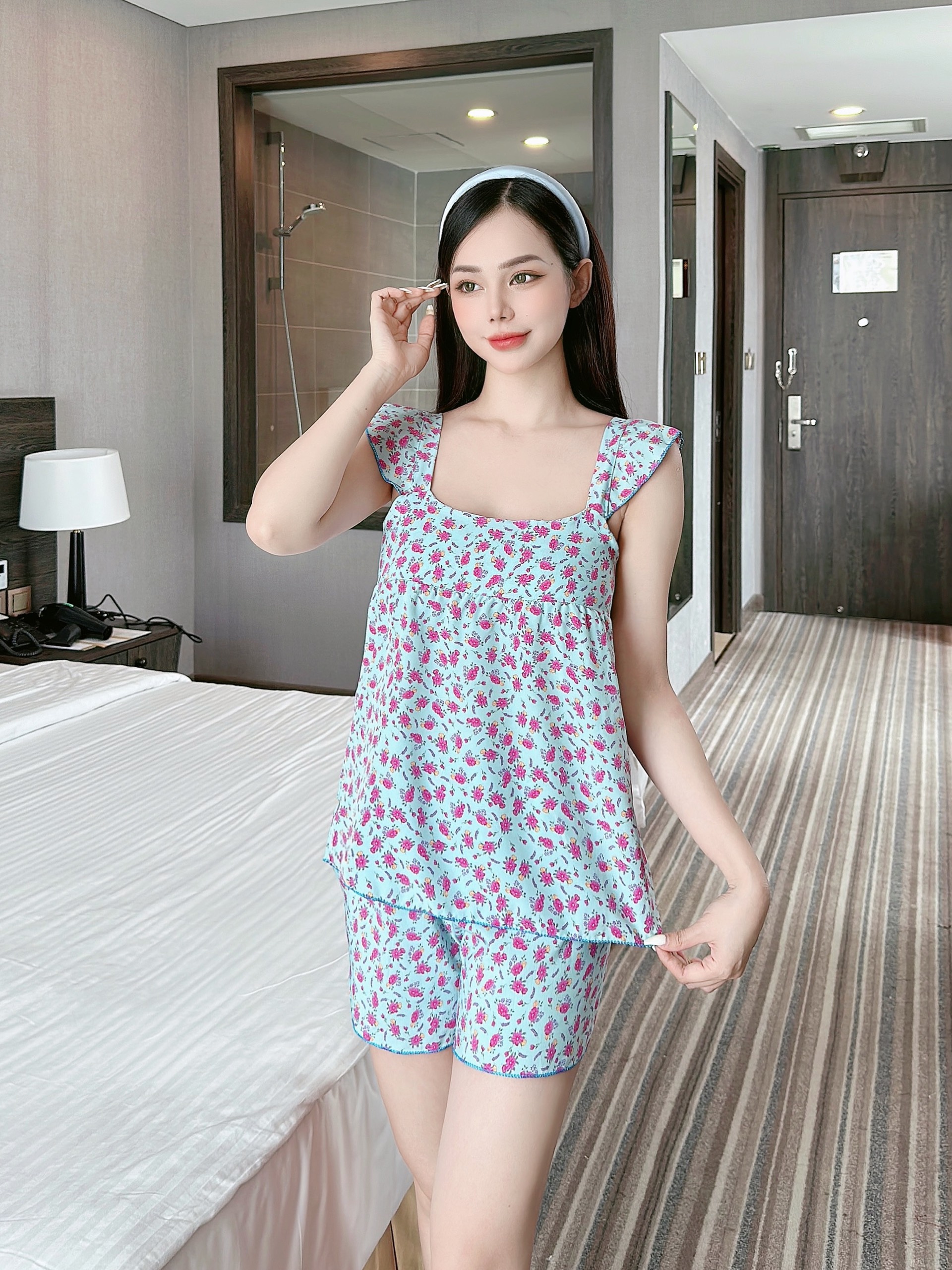 Set bộ mặc nhà chấm bi dễ thương. Size 45-58kg. Chất Lụa mềm mịn, mát mẻ.