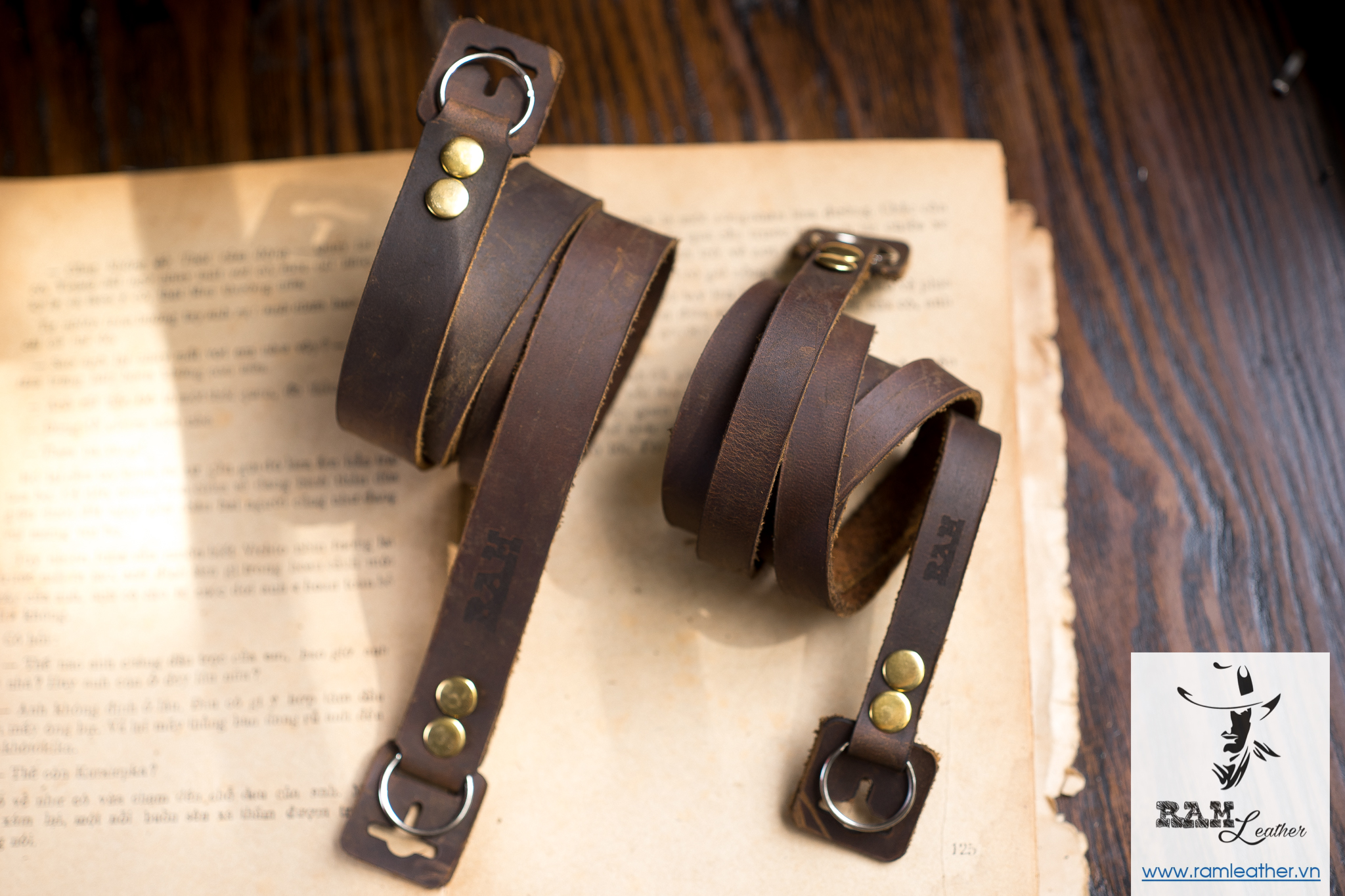 Dây đeo máy ảnh canon / nikon / sony / fujifilm / pentax / leica / olympus vitage ram leather a2 nâu đỏ may chỉ chính hãng ram leather