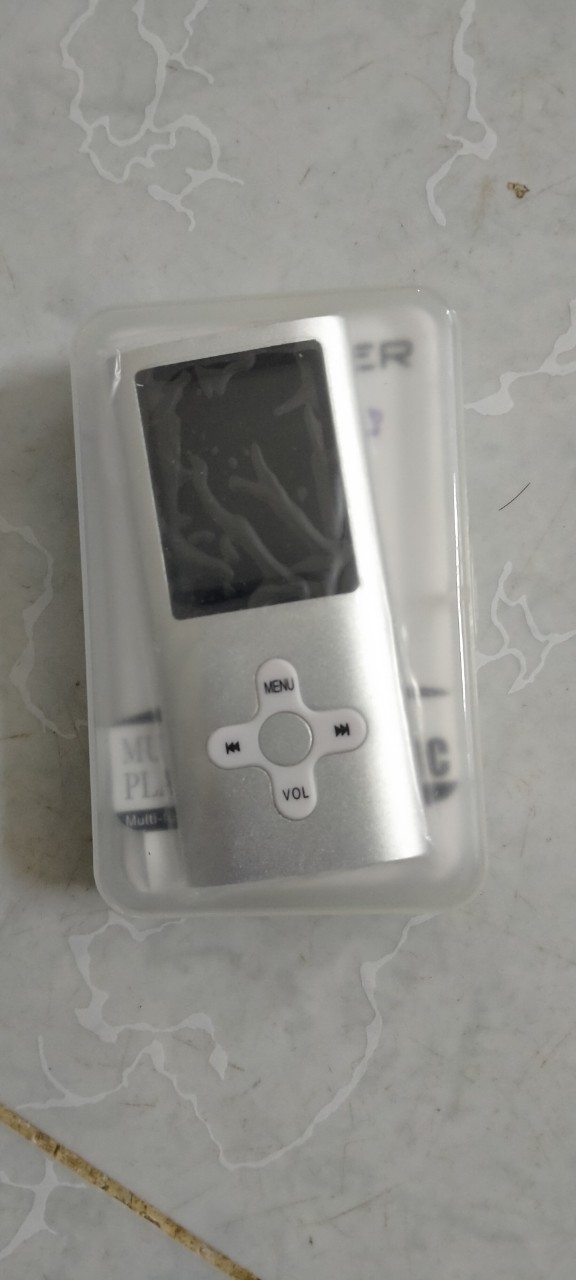 Máy Nghe Nhạc MP4 có cáp sạc đi kèm