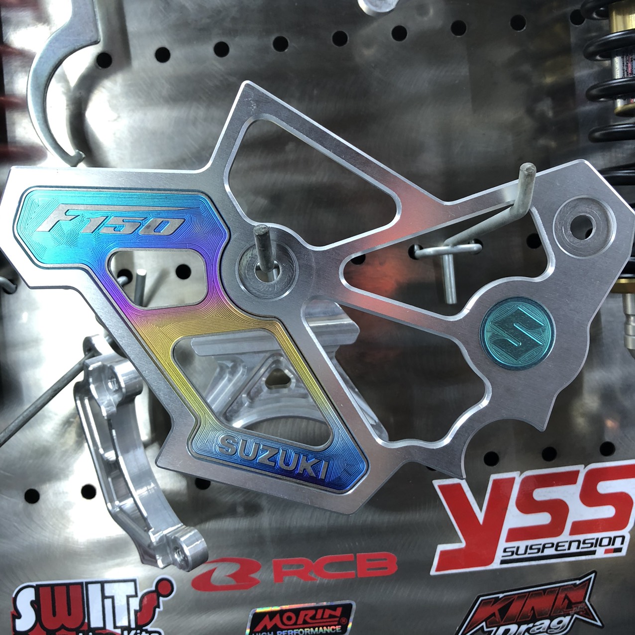 Nẹp Sườn Raider / Satria Titan Trái Phải + Logo Suzuki