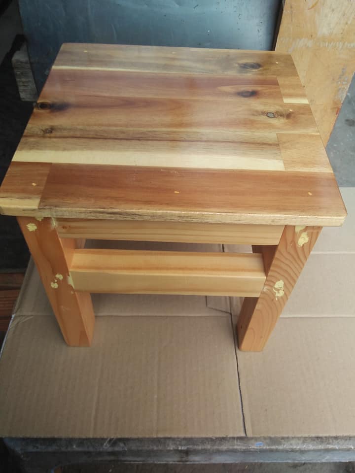 Ghế đôn bằng gỗ thông vuông 30 cm
