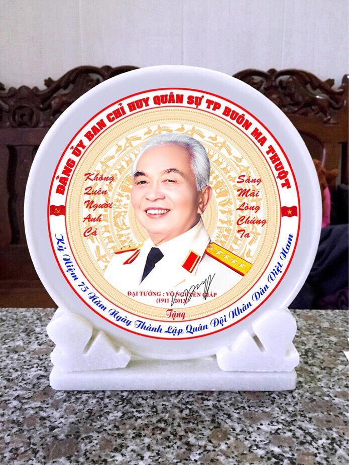 Ảnh Bác Hồ Ngồi Ghế Mây (25cm)