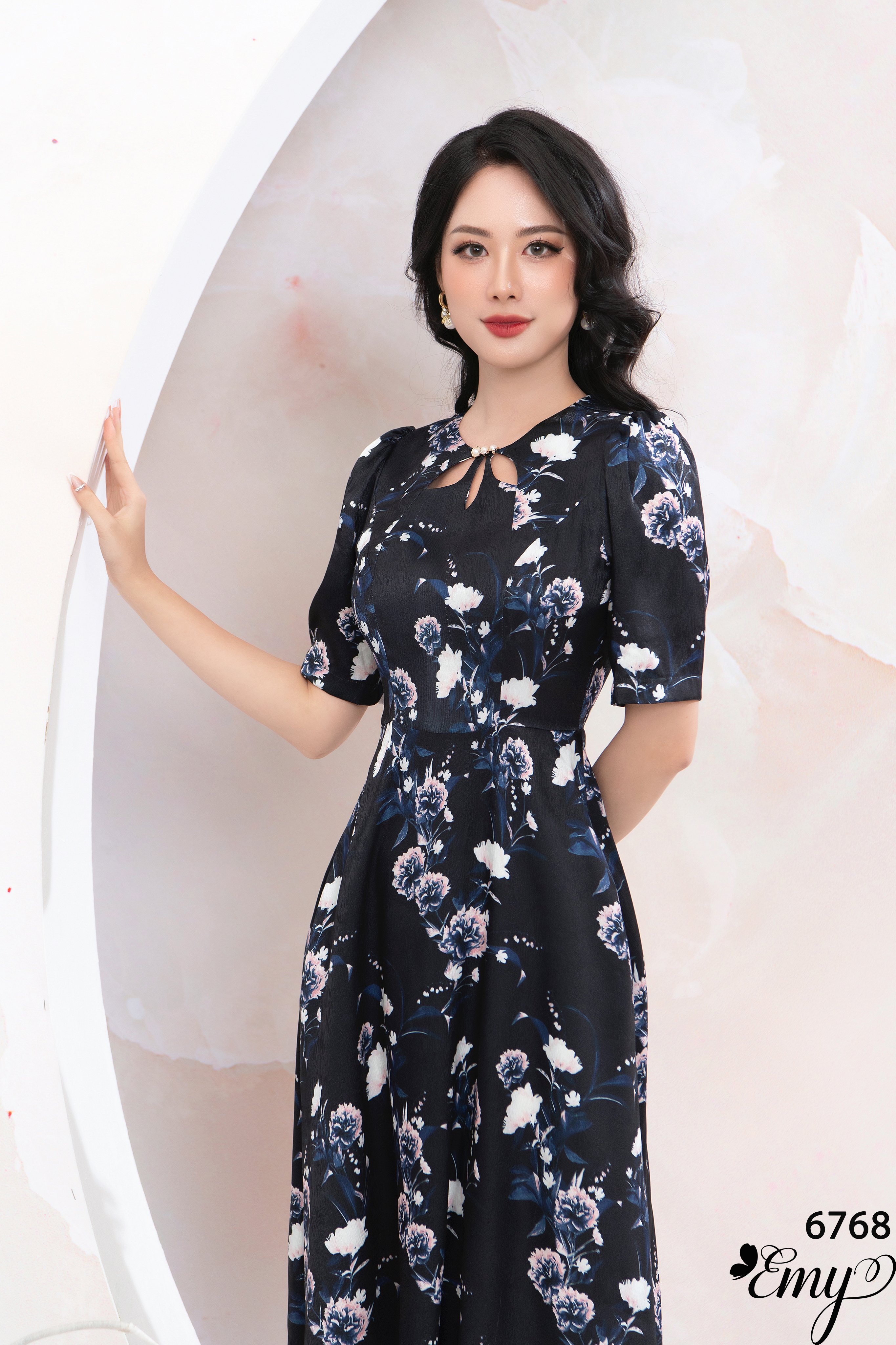 Đầm EMY EM6768 Xoè Cổ Tròn Khoét Giọt Nước