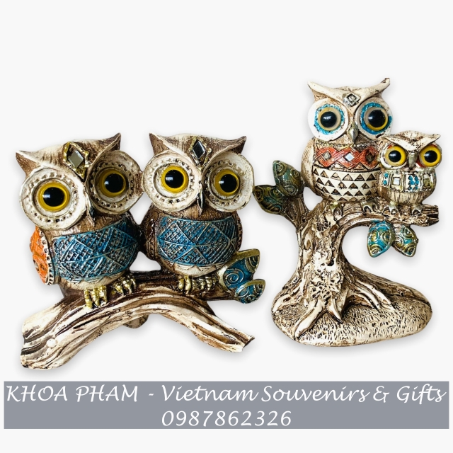 Bộ đôi chim cú mèo đậu cành cây cao thấp