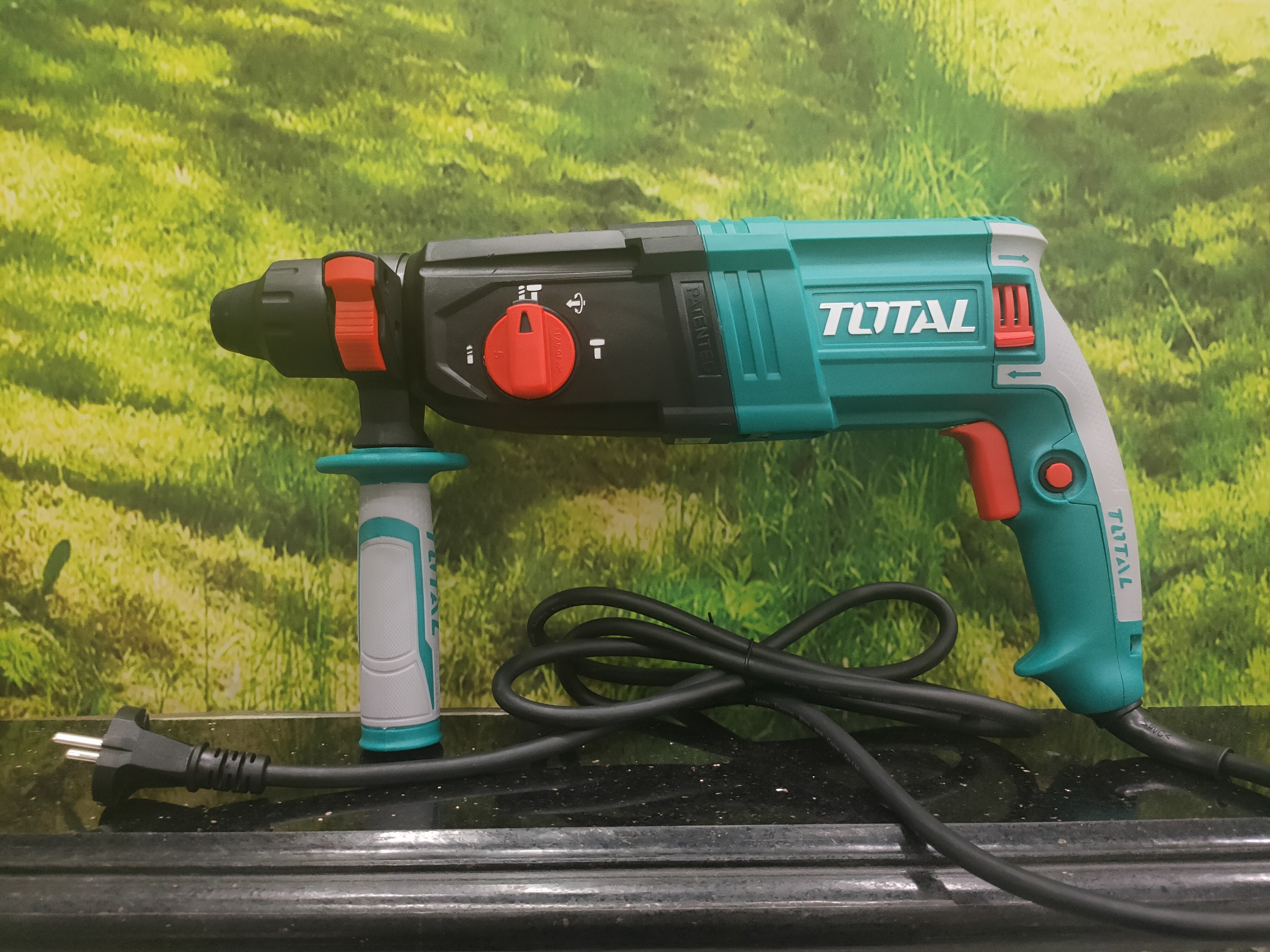 Máy khoan đục Total TH309288 950W