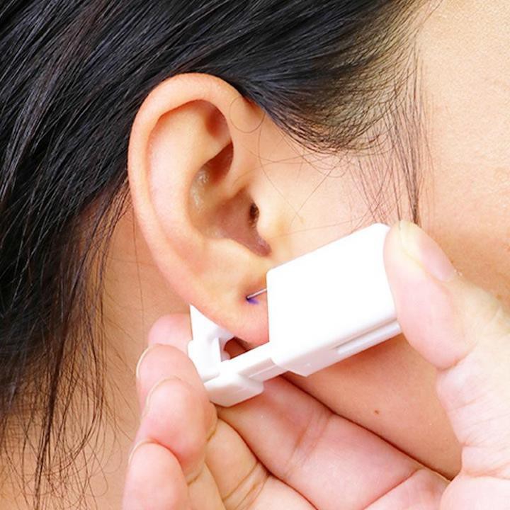 Dụng cụ xỏ lỗ tai dùng 1 lần