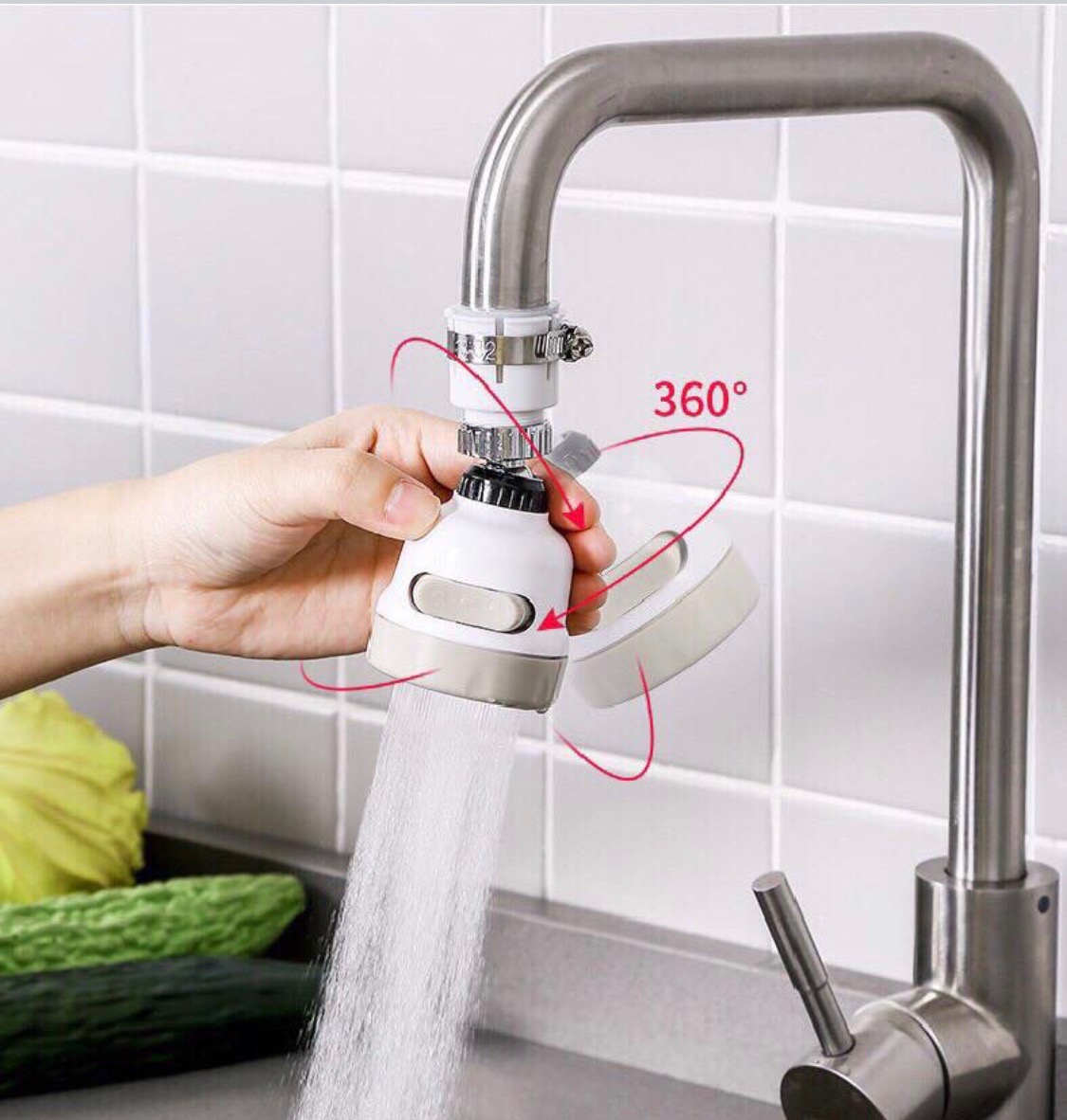 Đầu vòi tăng áp điều hướng 360 độ, có nút điều chỉnh 3 chế độ nước chảy, giúp tiết kiệm nước phù hợp nhiều đầu vòi.