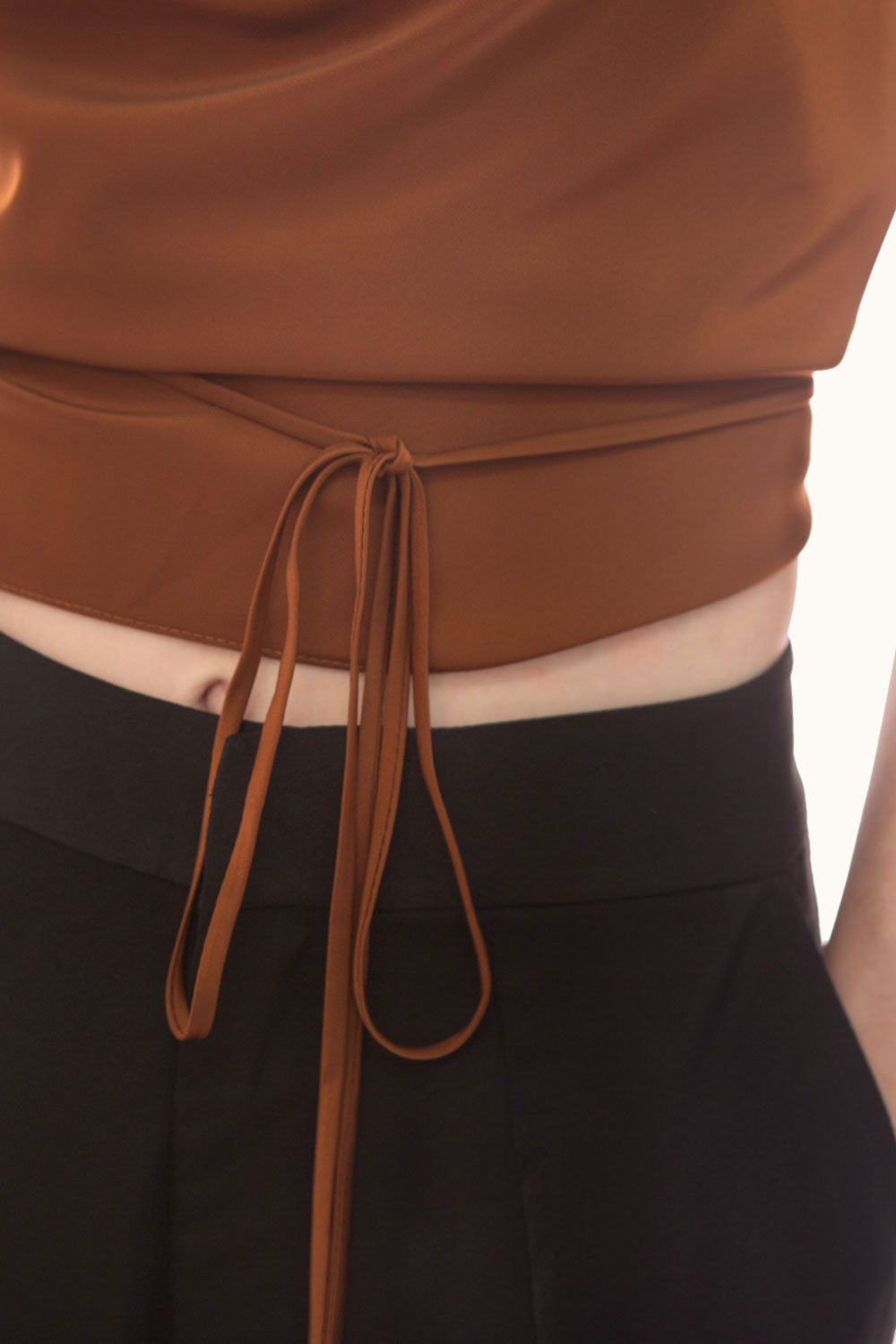 Áo Hai Dây Cổ Đổ Rachel Daphale