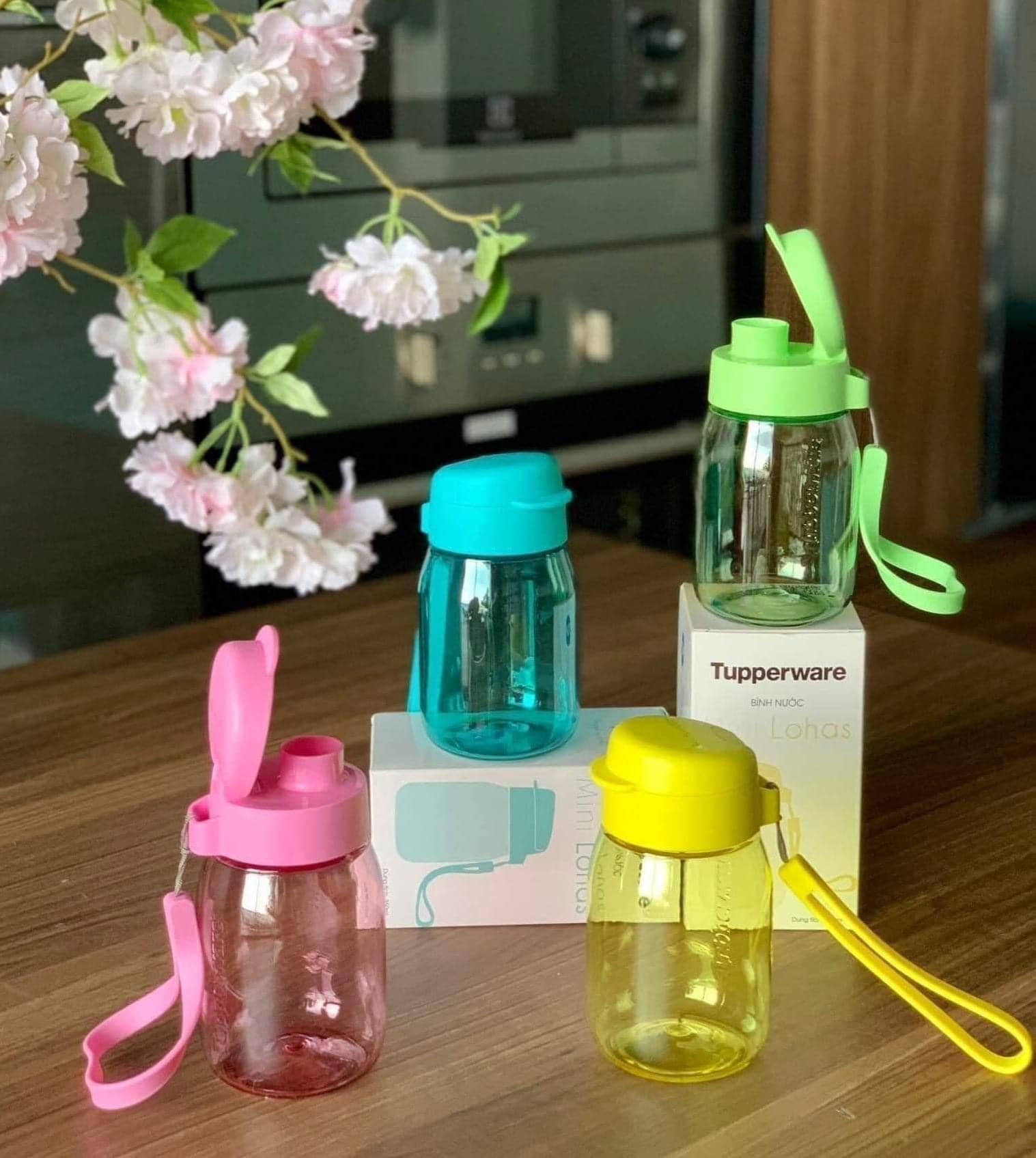 Bình nước Tupperware 1.1L, có vạch chia, có dây đeo, kèm ống hút