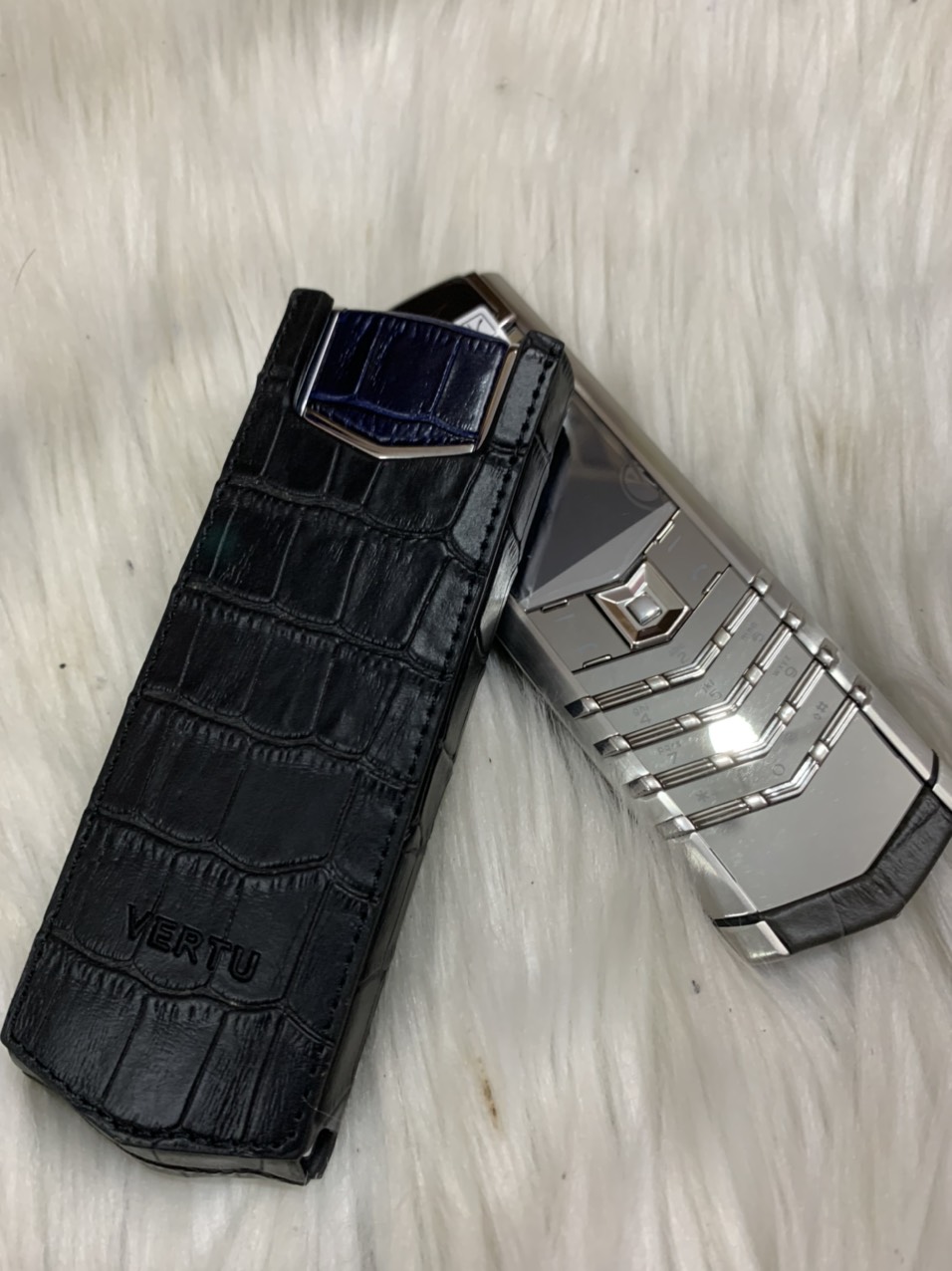 Bao da Vertu Singnature S đứng dập vân đen