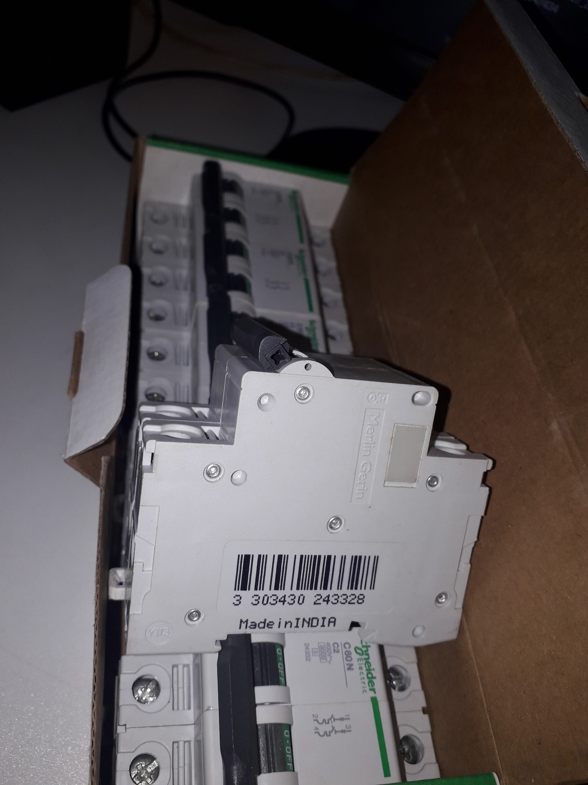 Cầu dao điện 2P 2A Schneider MCB 24332