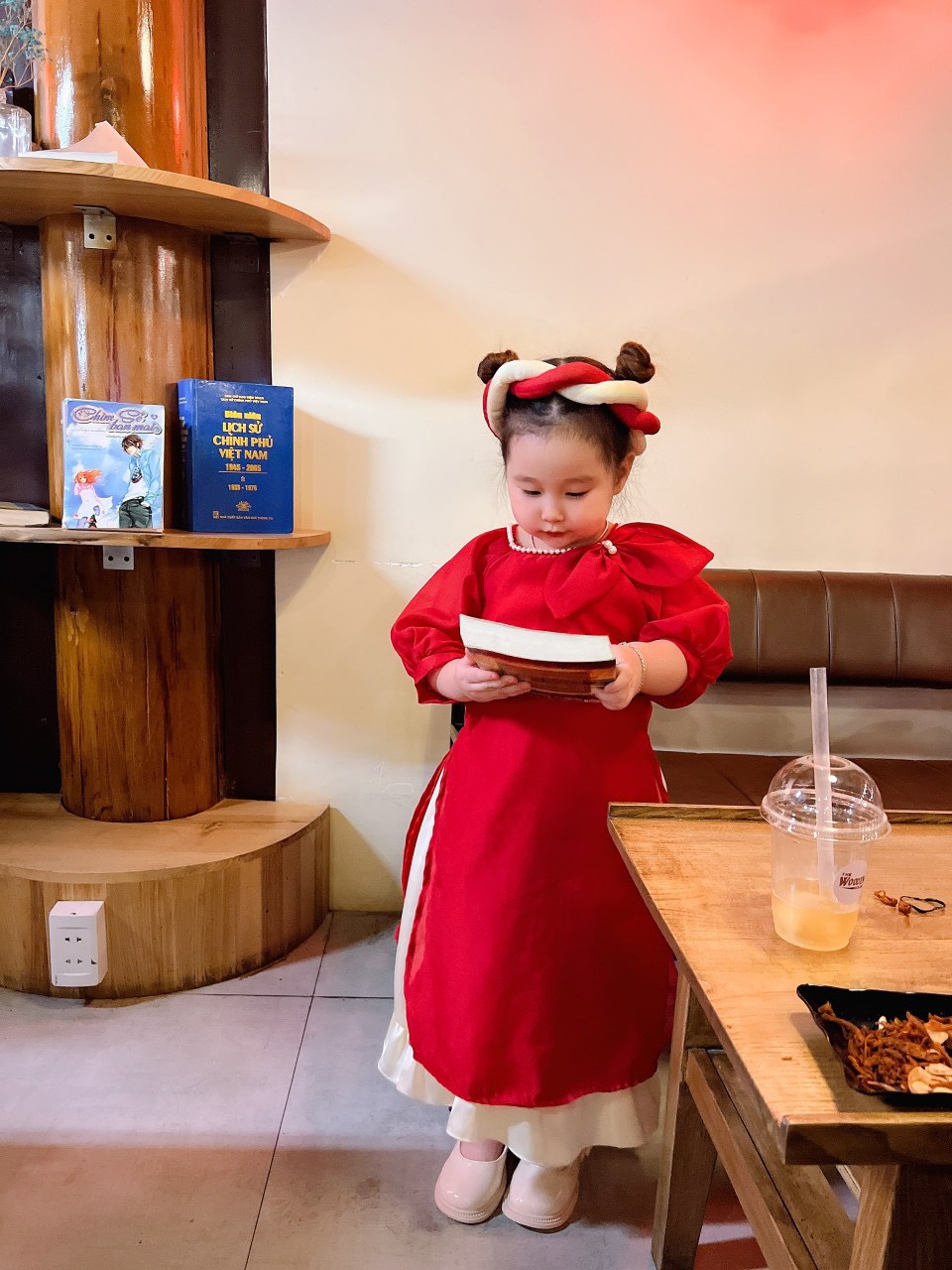 Áo Dài Cách Tân Nơ Đỏ Cao Cấp Bé Gái Áo Dài Tết Bé Gái Kèm Chân Váy & Mấn Đội Đầu Từ 6-30kg. Chất Lụa Nến Phối Lót Lụa Habutai Mềm Mại.
