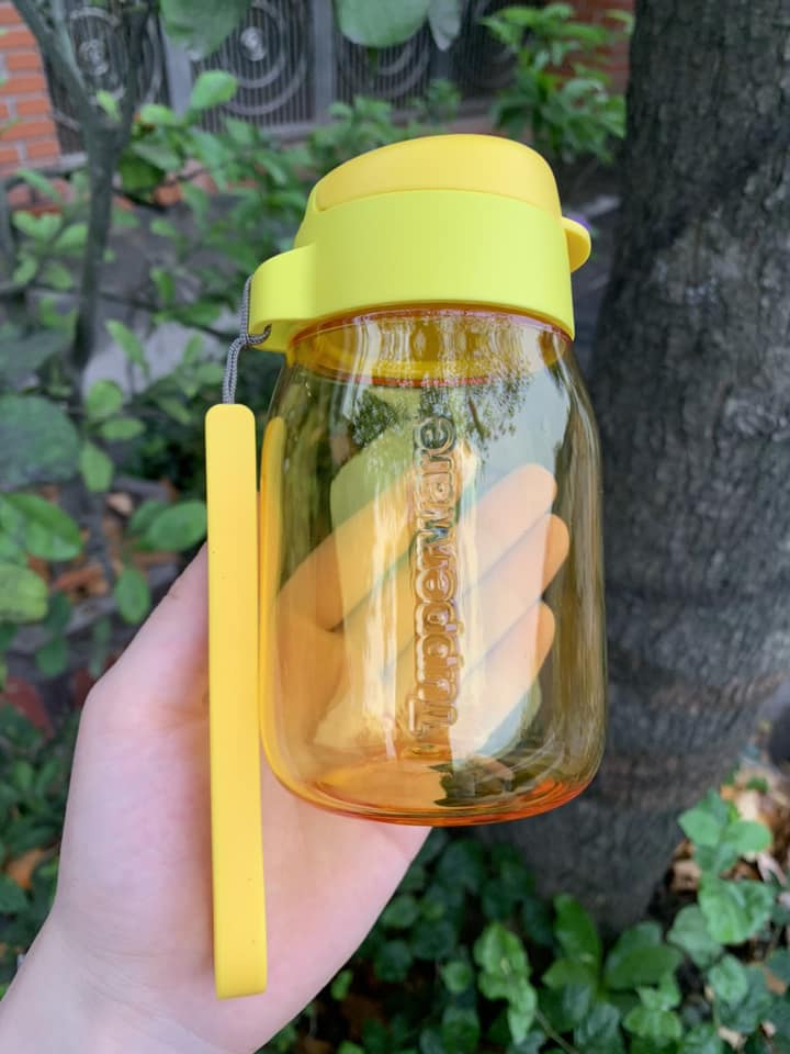 Bình nước Tupperware 1.1L, có vạch chia, có dây đeo, kèm ống hút