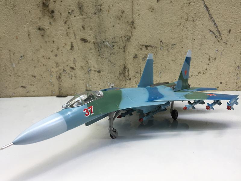 Mô hình Máy báy SU-37. 1:72-ABS