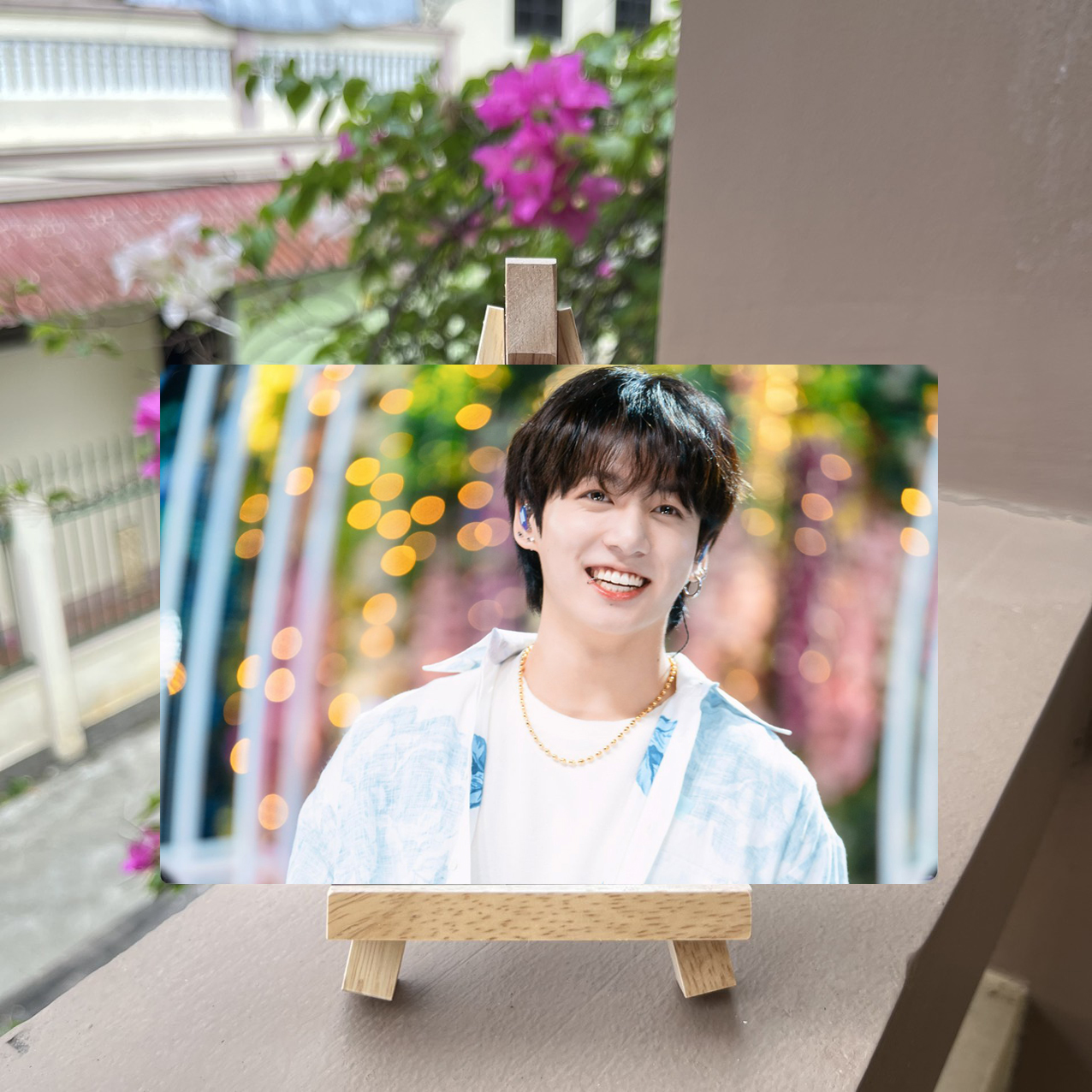 Khung ảnh BTS ( tặng kèm kệ gỗ)