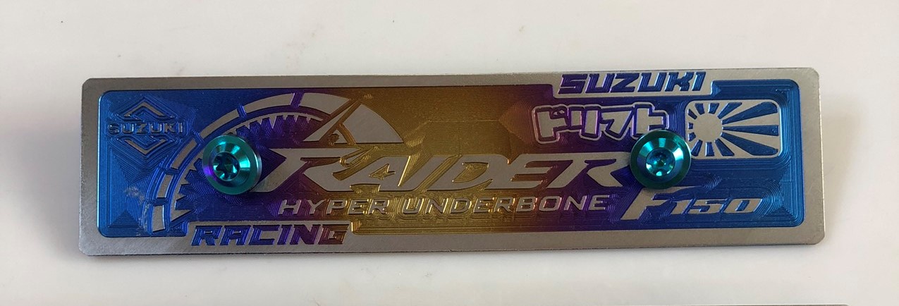 [HCM]Bảng tên RAIDER + ốc Gr5 6li15 Titanium kiểu 3D