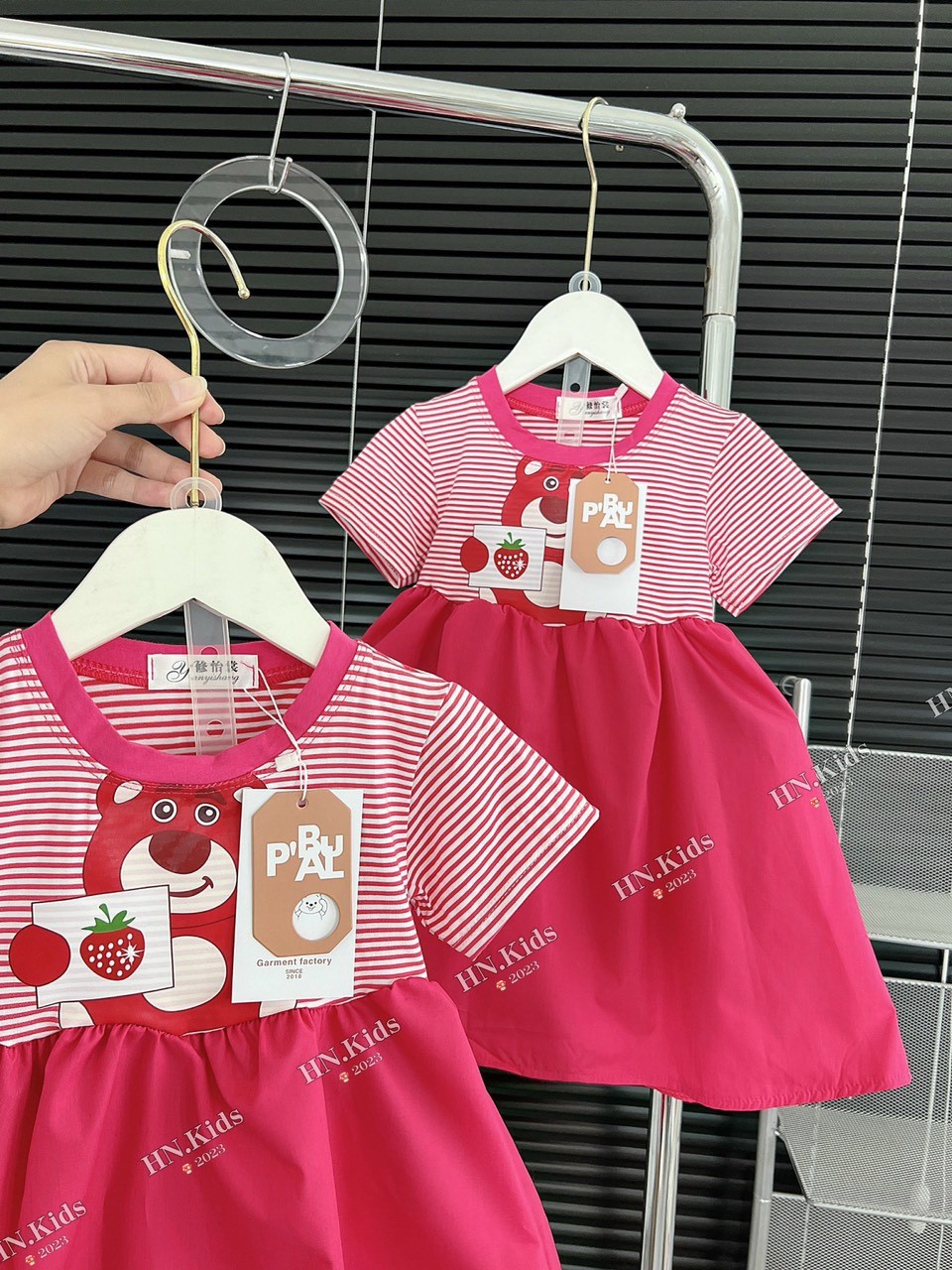 Váy cotton gấu dâu lotso cho bé gái