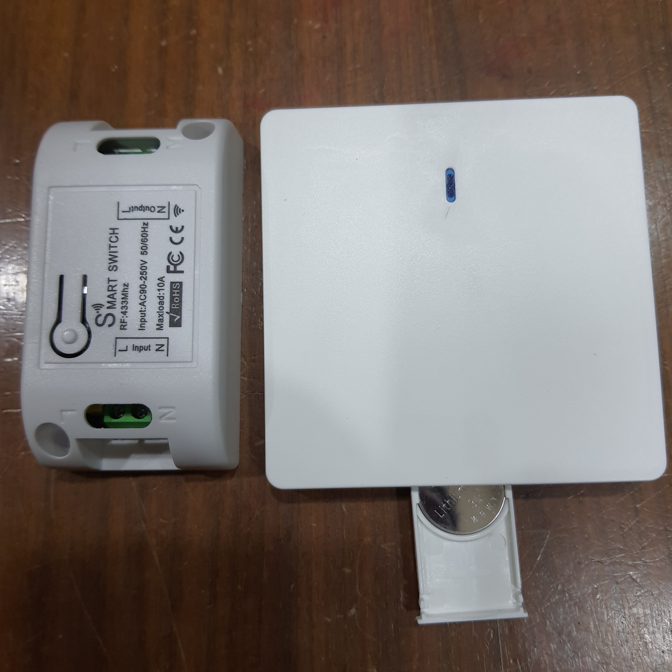 Bộ công tắc điều khiển từ xa dán tường bật tắt đèn quạt một công tắc và 1 bộ thu tăng kèm pin công tắc cầu thang