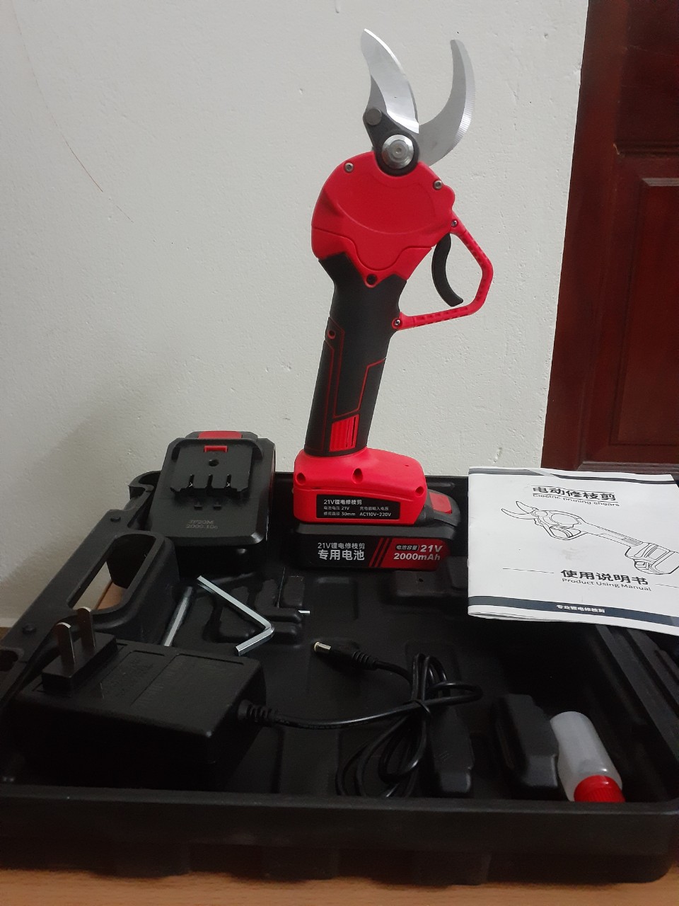 Kéo điện cắt cành cây dùng pin 21V