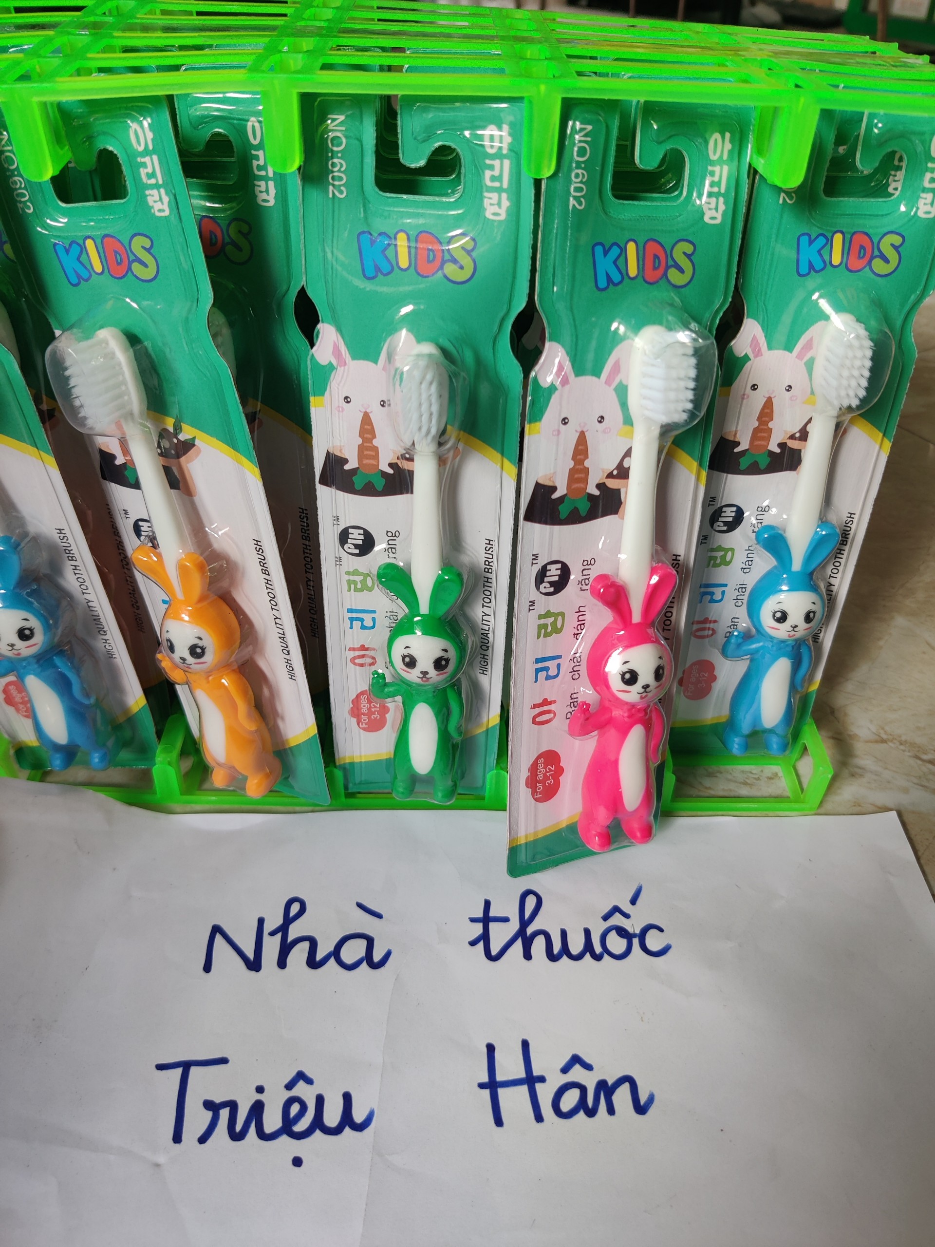 Bàn chải đánh răng trẻ em hình thú