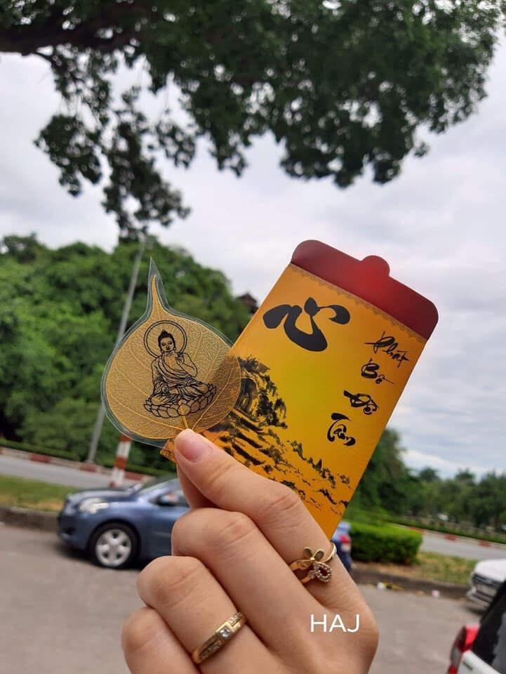 Lá bồ đề in hình phật dát vàng