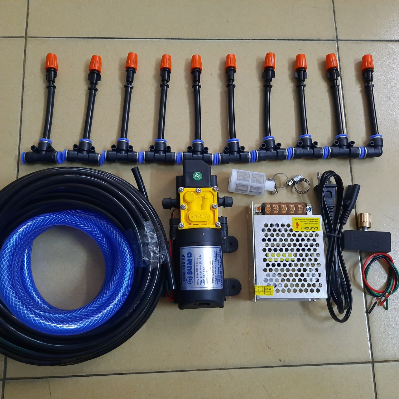 Bộ máy bơm mini 12v sumo 5L 10 béc nhựa tưới lan - tưới cây cảnh - làm mát san vườn, mái nhà