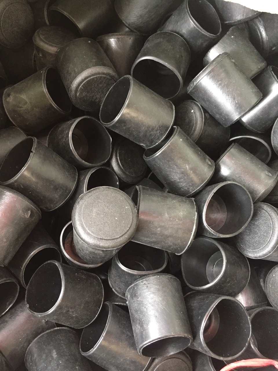 Bộ 100 Nắp bịt cho sắt tròn phi 25, Nắp chụp nhựa; nút bịt nhựa; đầu chụp nhựa; đầu bịt nhựa; nút bịt phi 25