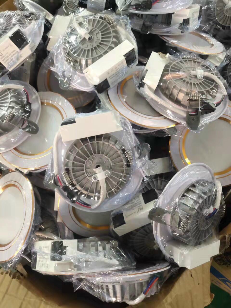 Đèn âm trần 3 mau 7w phi 90 viền vàng, viền bạc