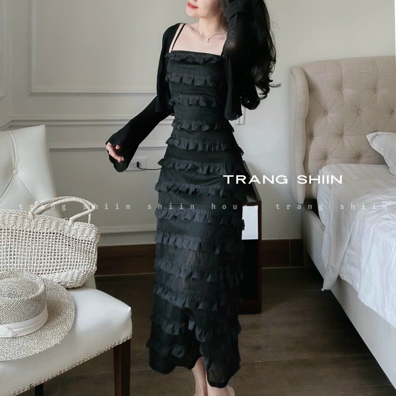 Đầm thời trang nữ mặc đi chơi chất xốp bèo 2 dây maxi kèm áo khoác thun dẻo tay dài trắng đen