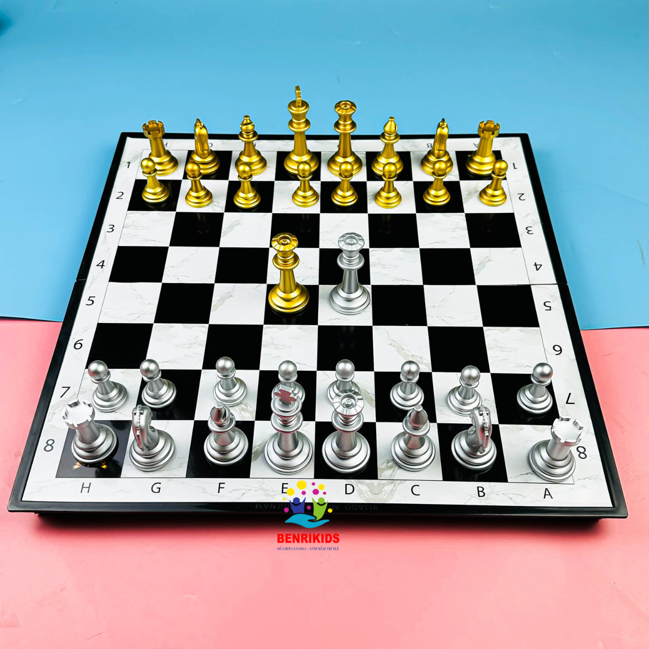 High-grade ring magnet chess set International Large size gold sliver nail chess pieces convenient folding desk