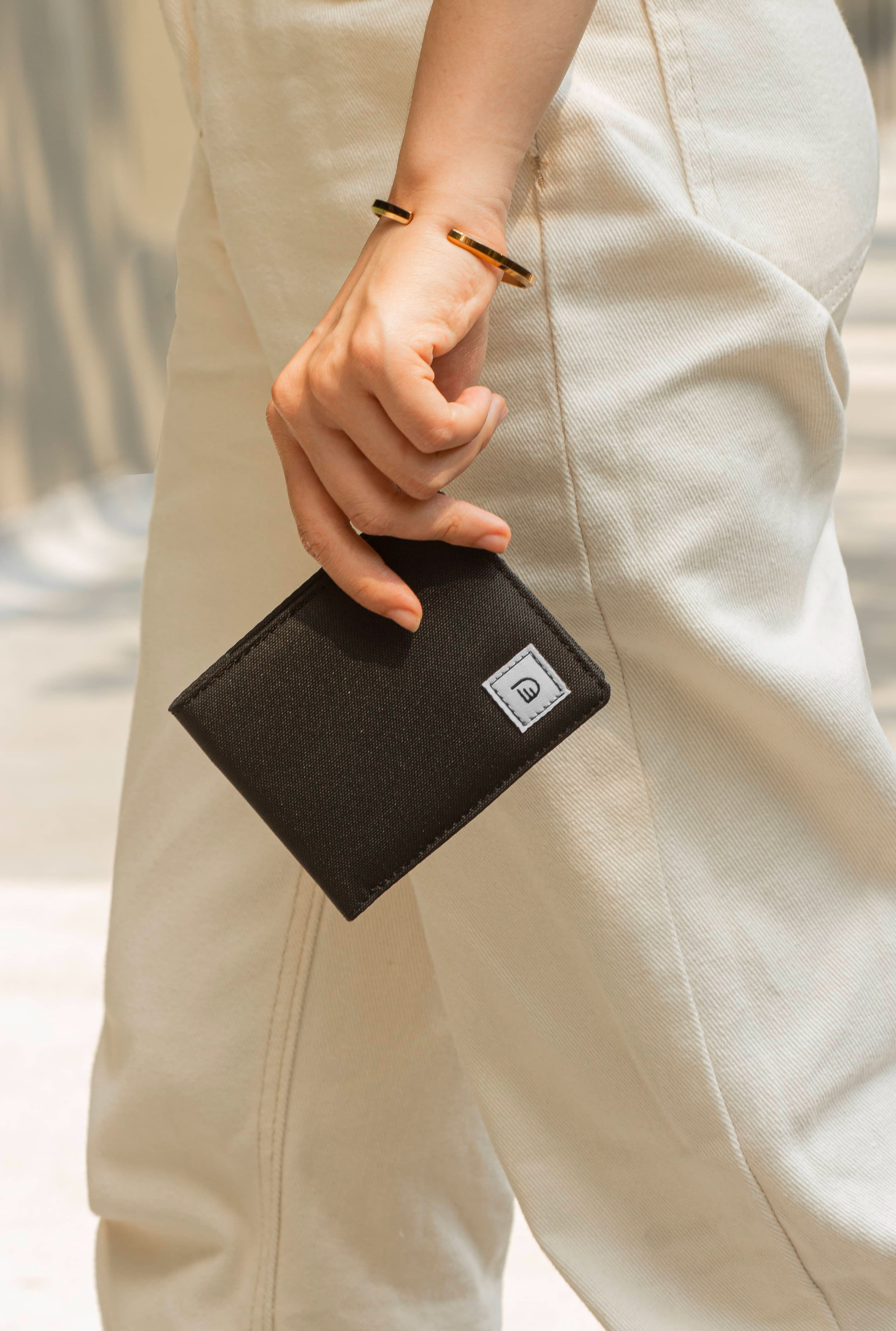 Ví Vải DIM Cross Wallet - Ngang (Ngăn lấy tiền nhanh)