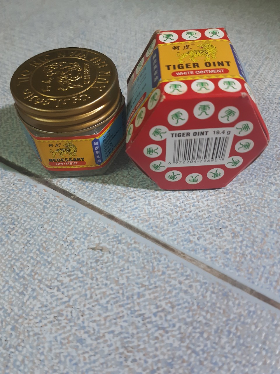 Dầu cao con hổ TIGER BALM RED  OINTMENT