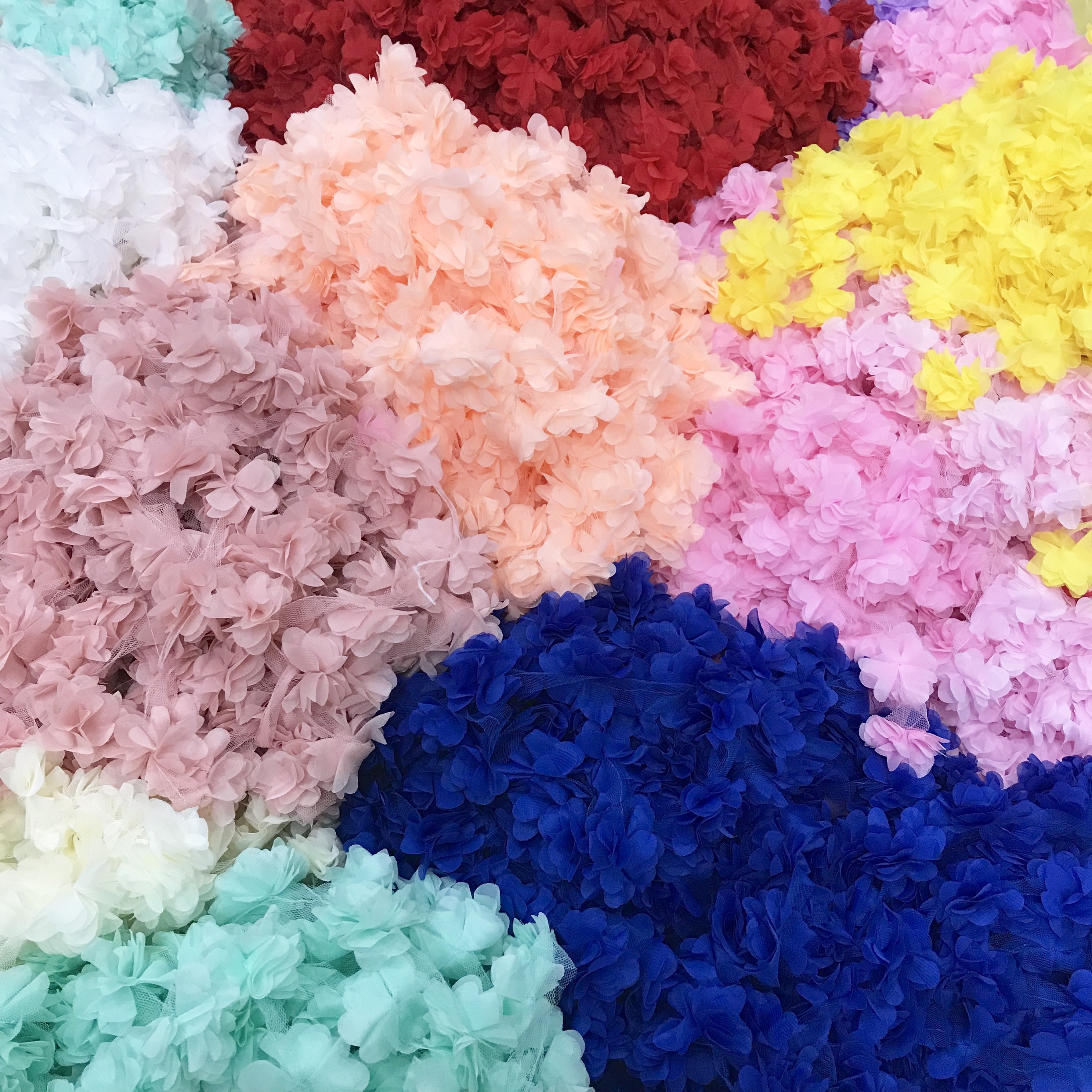 Hoa dây chiffon kích thước 6cm (13 bông /dây)